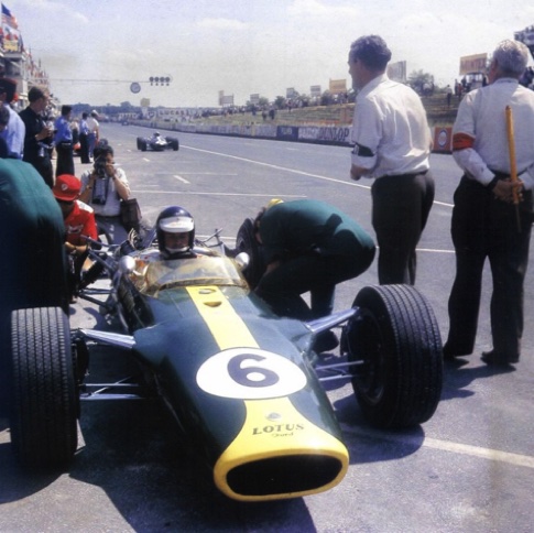 Aux stands pendant les essais sur le circuit Bugatti pour le GP de France Aux stands pendant les essais sur le circuit Bugatti pour le GP de France